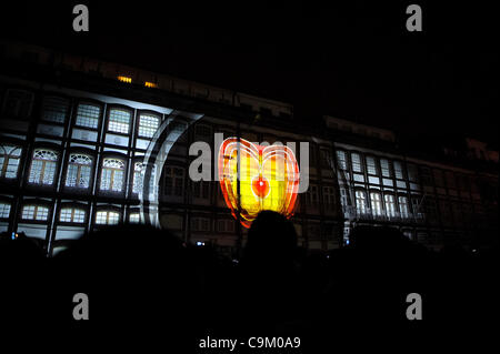 La Fura Dels Baus eseguire durante la cerimonia di apertura di Guimaraes Capitale Europea della Cultura 2012 Foto Stock