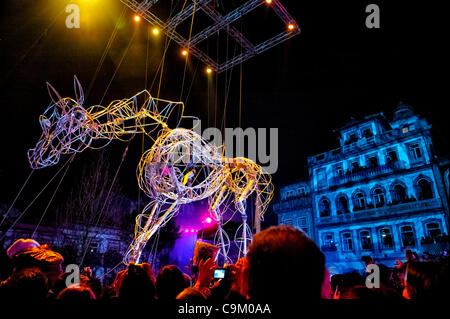 La Fura Dels Baus eseguire durante la cerimonia di apertura di Guimaraes Capitale Europea della Cultura 2012 Foto Stock