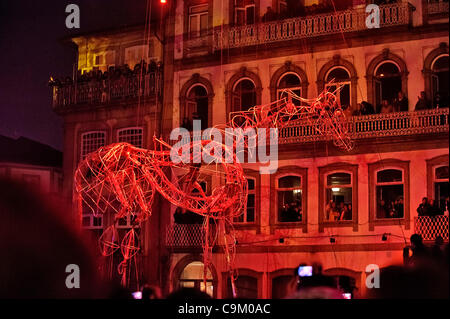 La Fura Dels Baus eseguire durante la cerimonia di apertura di Guimaraes Capitale Europea della Cultura 2012 Foto Stock