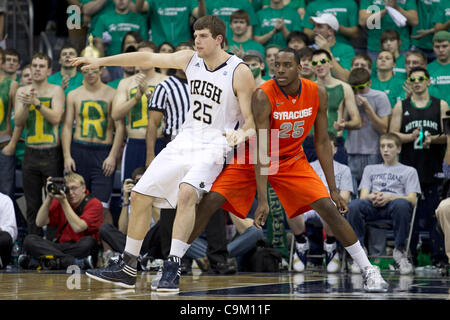 Gen 21, 2012 - South Bend, Indiana, Stati Uniti - Notre Dame avanti Tom Knight (#25) posti fino a Siracusa Rakeem avanti Natale (#25) nella prima metà azione degli uomini del NCAA pallacanestro tra Siracusa e la Cattedrale di Notre Dame. Il Notre Dame Fighting Irish sconfitto il Syracuse 67-58 arancione in gioco a Purcell Pav Foto Stock