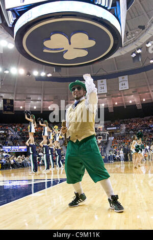 Gen 21, 2012 - South Bend, Indiana, STATI UNITI - La Cattedrale di Notre Dame Leprechaun esegue durante la seconda metà azione degli uomini del NCAA pallacanestro tra Siracusa e la Cattedrale di Notre Dame. Il Notre Dame Fighting Irish sconfitto il Syracuse 67-58 arancione in gioco a Purcell padiglione presso il centro di Joyce in South Bend, indi Foto Stock