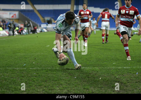 RUGBY - Heineken Cup. CARDIFF BLUES VS. RACING METRO 92. Cardiff 22 gennaio 2012. Blues winger di Alex Cuthbert punteggi a provare durante la piscina 2 Round 6 match tenutosi presso il Cardiff City Stadium di Cardiff. Foto Gareth Prezzo - Si prega di credito Foto Stock