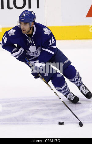 Gen 21, 2012 - Toronto, Ontario, Canada - Toronto Maple Leaf avanti Clarke MacArthur (16) sposta il puck durante l'azione di NHL contro Montreal Canadiens presso la Air Canada Centre di Toronto, Ontario. Montreal Toronto sconfitto 3-1. (Credito Immagine: © Jay Gula/Southcreek/ZUMAPRESS.com) Foto Stock