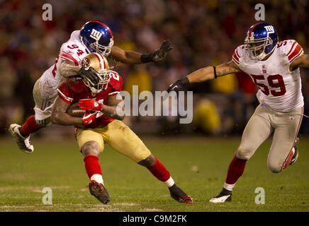 22 gennaio 2012 - San Francisco, California, Stati Uniti d'America - San Francisco 49ers running back Frank Gore (21) è colpito da New York Giants fuori linebacker Mathias Kiwanuka (94) nel terzo trimestre nel NFC Championship Game al Candlestick Park di San Francisco, California, 22 gennaio 2012. (Credito Immagine: Â© Sacramen Foto Stock