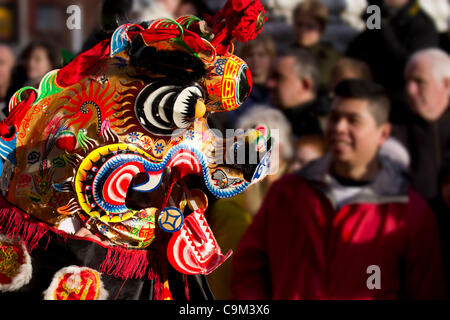 Guardare la gente e gli artisti interpreti o esecutori all'anno cinese del drago Liverpool City Centre Parade Festival e il 22 gennaio, 2012  Chinatown Foto Stock