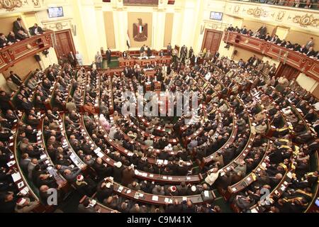 Una vista generale per il primo parlamento egiziano sessione dopo la rivoluzione che aveva esautorato ex presidente Mubarak al Cairo Foto Stock