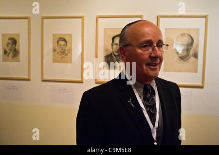 Horst Cytrin descrive il suo nonno, Felix Feiwel Cytrin, la liberazione da Ebensee, Austria, nel 1945 e i suoi viaggi che termina nel New Jersey nel 1949, portando con sé i ritratti dipinse nell'Olocausto. Gerusalemme, Israele. Il 23 gennaio 2012. Foto Stock