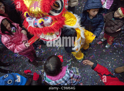 Gen 23, 2012 - New York New York, STATI UNITI - Bambini partecipare durante una celebrazione del nuovo anno lunare del drago nella sezione di Chinatown di Manhattan. (Credito Immagine: © Gary Dwight Miller/ZUMAPRESS.com) Foto Stock