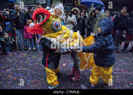 Gen 23, 2012 - New York New York, STATI UNITI - Bambini partecipare durante una celebrazione del nuovo anno lunare del drago nella sezione di Chinatown di Manhattan. (Credito Immagine: © Gary Dwight Miller/ZUMAPRESS.com) Foto Stock