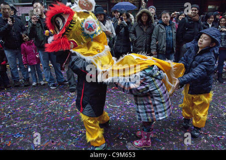 Gen 23, 2012 - New York New York, STATI UNITI - Bambini partecipare durante una celebrazione del nuovo anno lunare del drago nella sezione di Chinatown di Manhattan. (Credito Immagine: © Gary Dwight Miller/ZUMAPRESS.com) Foto Stock