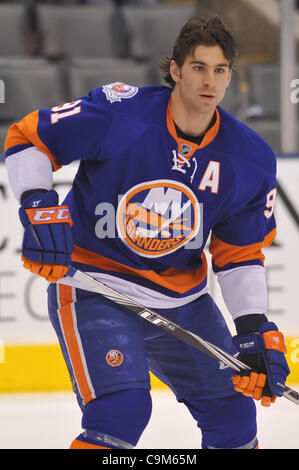 Gen 23, 2012 - Toronto, Ontario, Canada - New York isolani avanti John Tavares (91) durante la fase di pre-riscaldamento di gioco prima di giocare il Toronto Maple Leafs. (Credito Immagine: © Keith Hamilton/Southcreek/ZUMAPRESS.com) Foto Stock