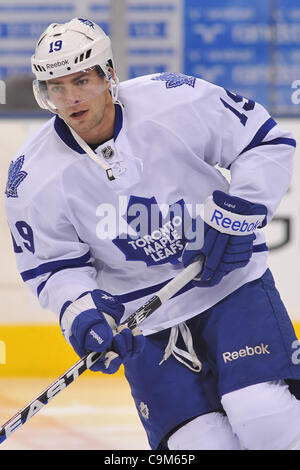 Gen 23, 2012 - Toronto, Ontario, Canada - Toronto Maple Leafs avanti Joffrey Lupul (19) durante il pre-riscaldamento del gioco prima di giocare la New York isolani. (Credito Immagine: © Keith Hamilton/Southcreek/ZUMAPRESS.com) Foto Stock