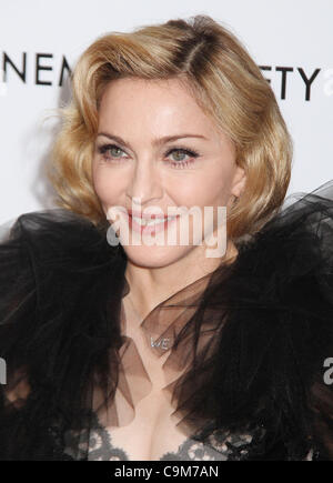 Gen 23, 2012 - New York New York, Stati Uniti - Direttore/cantante Madonna frequenta la New York premiere di "W.E." tenutasi presso il Teatro Ziegfeld. (Credito Immagine: © Nancy Kaszerman/ZUMAPRESS.com) Foto Stock