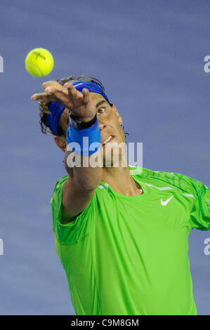 Gen 24, 2012 - Melbourne, Victoria, Australia - Rafael Nadal (ESP) si prepara a servire contro Tomas BERDYCH (CZE) durante uno degli uomini del quarti di finale corrisponde al giorno nove del 2012 Open di Australia a Melbourne Park, Australia. (Credito Immagine: © Sydney bassa/Southcreek/ZUMAPRESS.com) Foto Stock