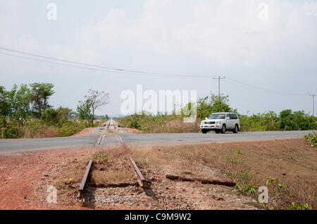 KAMPOT, CAMBOGIA; 13-JAN-2012. Costruzione alla nuova linea ferroviaria da Phnom Penh a Sihanoukville parzialmente finanziata dalla Banca Asiatica di sviluppo, che si estende per oltre 250 km. Il miglioramento della linea ferroviaria mira ad aumentare il commercio di container tra la Cambogia e la Cina vicina, e a ridurre i costi associati al trasporto su strada. © Olli Geibel Foto Stock