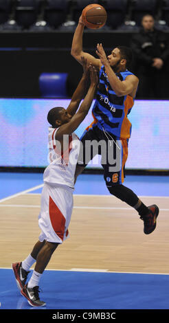 Michael Lenzly di Nymburk (sinistra) e Rudy Jomby di Gravelines durante la Eurocup partita di basket ULEB CEZ Nymburk vs BCM Gravelines in Pardubice, Repubblica Ceca il 24 gennaio 2012. (CTK foto/Alexandra Mlejnkova) Foto Stock