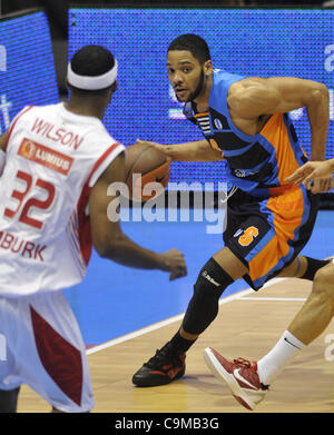 Lamayn Wilson di Nymburk (sinistra) e Rudy Jomby di Gravelines durante la Eurocup partita di basket ULEB CEZ Nymburk vs BCM Gravelines in Pardubice, Repubblica Ceca il 24 gennaio 2012. (CTK foto/Alexandra Mlejnkova) Foto Stock