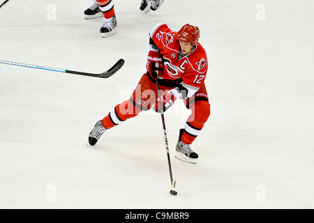 Gen 23, 2012 - Raleigh, North Carolina, Stati Uniti - Carolina Hurricanes center Eric Staal (12) durante il gioco tonights.uragani getti sconfitto 2-1 a RBC Center in Raleigh North Carolina. (Credito Immagine: © Anthony Barham/Southcreek/ZUMAPRESS.com) Foto Stock