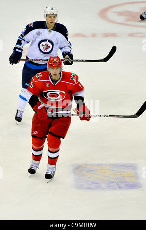 Gen 23, 2012 - Raleigh, North Carolina, Stati Uniti - Carolina Hurricanes center Tuomo Ruutu (15) e [Burmistrov, Alex],durante il gioco tonights.uragani getti sconfitto 2-1 a RBC Center in Raleigh North Carolina. (Credito Immagine: © Anthony Barham/Southcreek/ZUMAPRESS.com) Foto Stock