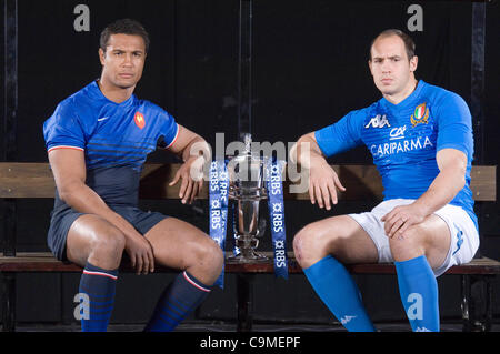 Thierry Dusautoir (Francia) e Sergio Parisse (Italia) al lancio ufficiale del RBS Sei Nazioni di rugby a Hurlingham Club di Londra. Foto Stock