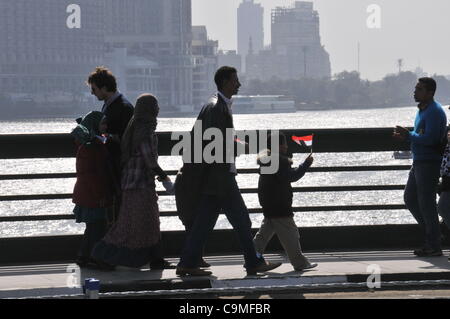 Le scene in un intorno del Cairo famosa Tahrir (liberazione) quadrato sul primo anniversario della rivoluzione che aveva esautorato Mubarak. La gente a piedi e dal quadrato sopra il fiume Nilo's Kasr el Nil bridge. Foto Stock