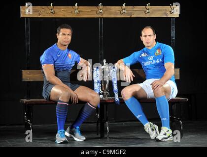 Il CLUB HULINGHAM, LONDRA, REGNO UNITO, Mercoledì 25/01/2012. (L-R) Thierry Dusautoir di Francia e Sergio Parisse d'Italia. RBS 6 Nazioni di Rugby di lancio. Foto Stock