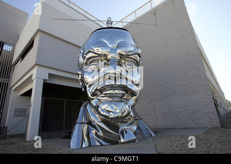 Il 25 gennaio, 2012 - Los Angeles, California, Stati Uniti - Una gigantesca scultura di Lenin si siede di fronte a ACE Gallery di Los Angeles. Il pezzo è stato creato mediante il Gao Brothers dalla Cina. (Credito Immagine: © Ringo Chiu/ZUMAPRESS.com) Foto Stock