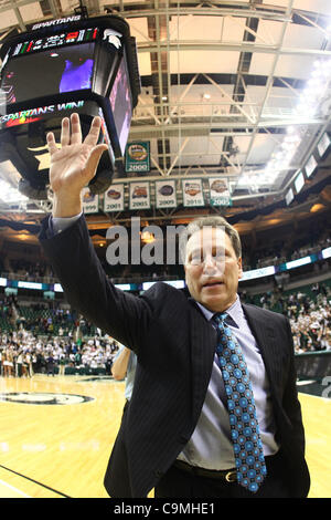 Il 25 gennaio, 2012 - East Lansing, Michigan, Stati Uniti - Michigan State Spartans head coach Tom Izzo reagisce dopo aver vinto il suo quattrocentesimo gioco di carriera a Jack Breslin studenti Eventi Centro. (Credito Immagine: © Rey Del Rio/Southcreek/ZUMAPRESS.com) Foto Stock