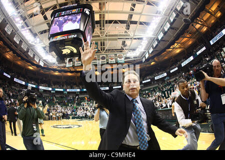 Il 25 gennaio, 2012 - East Lansing, Michigan, Stati Uniti - Michigan State Spartans head coach Tom Izzo reagisce dopo aver vinto il suo quattrocentesimo gioco di carriera a Jack Breslin studenti Eventi Centro. (Credito Immagine: © Rey Del Rio/Southcreek/ZUMAPRESS.com) Foto Stock