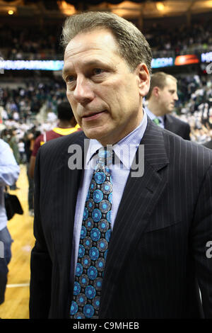 Il 25 gennaio, 2012 - East Lansing, Michigan, Stati Uniti - Michigan State Spartans head coach Tom Izzo reagisce dopo aver vinto il suo quattrocentesimo gioco di carriera a Jack Breslin studenti Eventi Centro. (Credito Immagine: © Rey Del Rio/Southcreek/ZUMAPRESS.com) Foto Stock