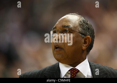 Il 25 gennaio, 2012 - East Lansing, Michigan, Stati Uniti - Minnesota Golden i Gopher head coach Tubby Smith durante la partita contro il Michigan State Spartans a Jack Breslin studenti Eventi Centro. (Credito Immagine: © Rey Del Rio/Southcreek/ZUMAPRESS.com) Foto Stock