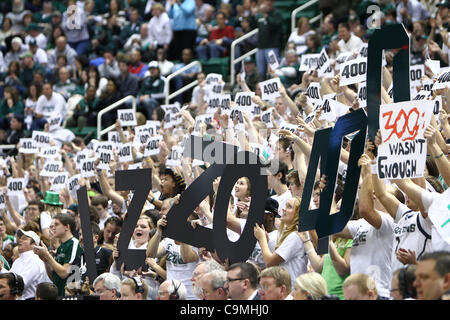 Il 25 gennaio, 2012 - East Lansing, Michigan, Stati Uniti - Michigan State Spartans sezione studenti si congratula con il Michigan State Spartans head coach Tom Izzo su 400 vincere a Jack Breslin studenti Eventi Centro. (Credito Immagine: © Rey Del Rio/Southcreek/ZUMAPRESS.com) Foto Stock