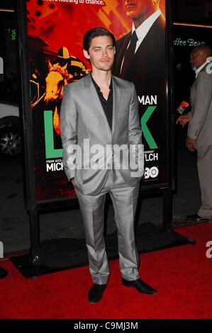 Tom Payne presso gli arrivi per fortuna prima di serie su HBO, Grauman's Chinese Theatre di Los Angeles, CA 25 gennaio 2012. Foto di: Elizabeth Goodenough/Everett Collection Foto Stock