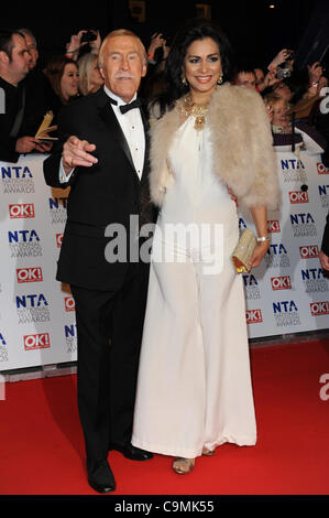 SIR BRUCE FORSYTH & WILNELIA MERCED 2012 NATIONAL TELEVISION AWARDS O2 Arena di Londra Inghilterra 25 Gennaio 2012 Foto Stock