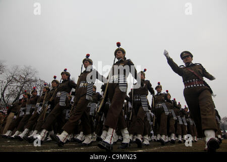 Membri del Jammu e Kashmir polizia armata (JKAP) marzo durante un giorno della Repubblica parade presso il Bakshi stadium di Srinagar , la capitale estiva del Kashmir indiano il 26 gennaio 2012. Il giorno della Repubblica segna la proclamazione dell India come una repubblica nel 1950 - tre anni dopo ha vinto l'indipendenza dalla Briti Foto Stock