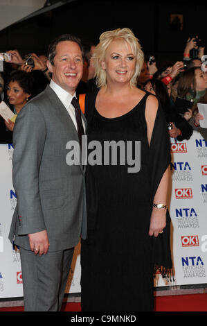 TONY HIRST & SUE CLEAVER 2012 NATIONAL TELEVISION AWARDS O2 Arena di Londra Inghilterra 25 Gennaio 2012 Foto Stock