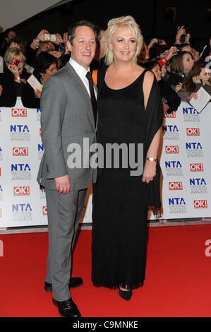 TONY HIRST & SUE CLEAVER 2012 NATIONAL TELEVISION AWARDS O2 Arena di Londra Inghilterra 25 Gennaio 2012 Foto Stock