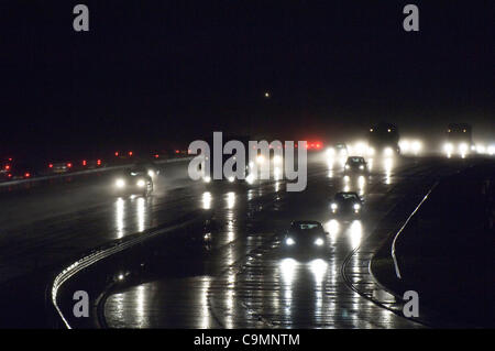 Rush Hour gli automobilisti guida attraverso il nevischio sulla M4 vicino a Cardiff, nel Galles del Sud il 26 gennaio 2012 come le temperature sono crollati quasi a congelamento. Foto Stock