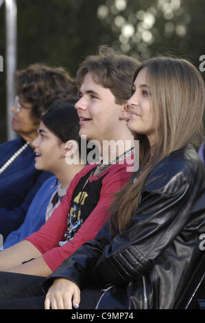 Gen 26, 2012 - Hollywood, California, Stati Uniti - Katherine Jackson, Blanket Jackson, principe di Jackson e Paris Jackson durante una cerimonia per onorare il compianto Michael Jackson con mano e impronte in cemento, tenutosi a Grauman's Chinese Theater, il 26 gennaio 2012 a Los Angeles.(Immagine di credito: Â© Michael Foto Stock