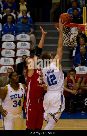 Gen 26, 2012 - Los Angeles, California, Stati Uniti - UCLA Bruins David usura (12) rigidi per il cestello come Utah Utes Jason Washburn (42) cerca di coprire. La UCLA Bruins portano la Utah Utes 36-21 a metà. (Credito Immagine: © Josh Cappella/Southcreek/ZUMAPRESS.com) Foto Stock