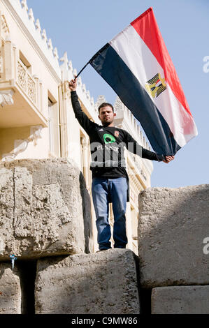 Giovane con bandiera piazza Tahrir, primo anniversario della rivoluzione egiziana 25th gennaio 2012, Cairo, Egitto Foto Stock