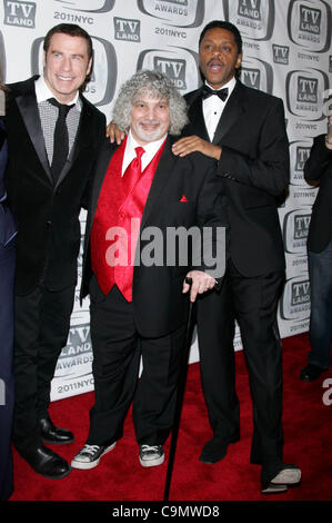 Apr. 10, 2011 - New York New York, Stati Uniti - CAST di ''bentornato KOTTER'' John Travolta, LAWRENCE HILTON-JACOBS E ROBERT HEGYES arriva per il TV Land Awards per il Jacob Javits Center di New York il 10 aprile 2011.(Immagine di credito: © Sharon Neetles/Globe foto/ZUMAPRESS.com) Foto Stock