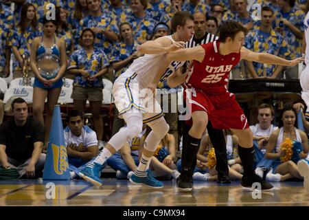 Gen 26, 2012 - Los Angeles, California, Stati Uniti - Utah Utes Blake Wilkinson (25) tenta di tenere indietro David usura (12) nella seconda metà azione. La UCLA Bruins sconfiggere la Utah Utes 76-49 presso il Centro Sportivo di Los Angeles. (Credito Immagine: © Josh Cappella/Southcreek/ZUMAPRESS.com) Foto Stock