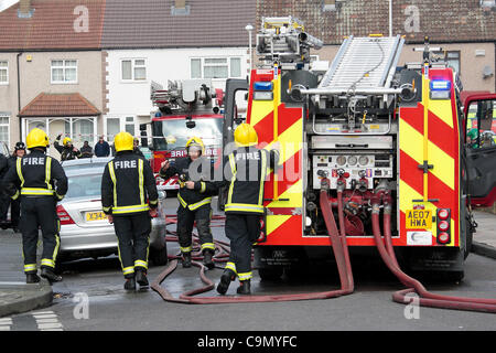 Fire equipaggi al luogo dell'incendio a Barking est di Londra Foto Stock