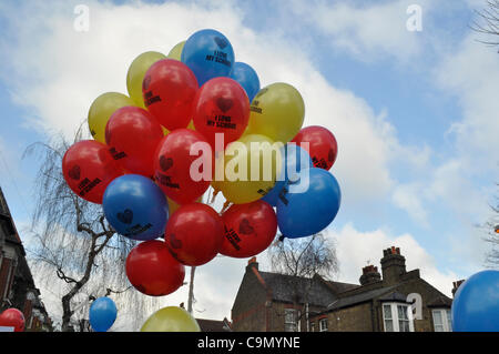 28/01/2012 Haringey, Londra UK. Palloncini con lettura di slogan "Amo la mia scuola' come i genitori, gli insegnanti e gli studenti di assemblare per protestare contro i piani per discese in giro la scuola primaria Tottenham in una accademia sponsorizzato. Foto Stock