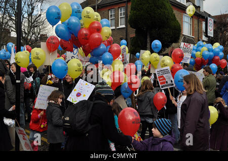 28/01/2012 Haringey, Londra UK. I genitori, gli insegnanti e gli studenti si riuniscono per protestare contro i piani per discese in giro la scuola primaria Tottenham in una accademia sponsorizzato. Foto Stock