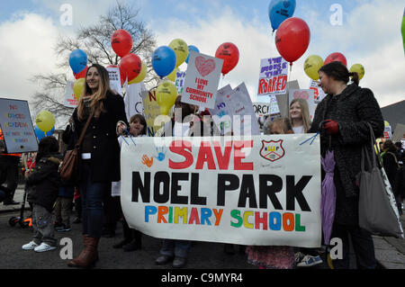 28/01/2012 Haringay, Londra UK. I genitori, gli insegnanti e gli studenti protestano contro i piani per discese in giro la scuola primaria Tottenham in un acadamy sponsorizzato. Foto Stock