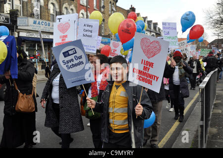 28/01/2012 Haringey, Londra UK. I genitori, gli insegnanti e gli studenti protestano contro i piani per discese in giro la scuola primaria Tottenham in una accademia sponsorizzato. Foto Stock