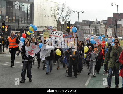 28/01/2012 Haringey, Londra UK. I genitori, gli insegnanti e gli studenti protestano contro i piani per discese in giro la scuola primaria Tottenham in una accademia sponsorizzato. Foto Stock