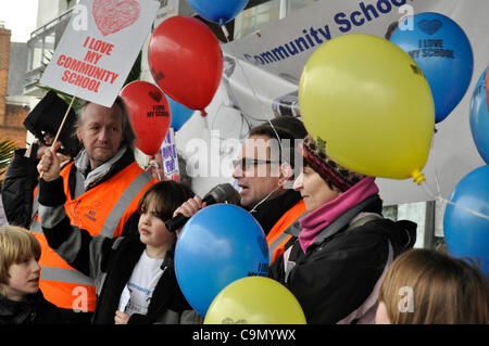 28/01/2012 Haringey, Londra UK. I genitori, gli insegnanti e gli studenti protestano contro i piani per discese in giro la scuola primaria Tottenham in una accademia sponsorizzato. Foto Stock